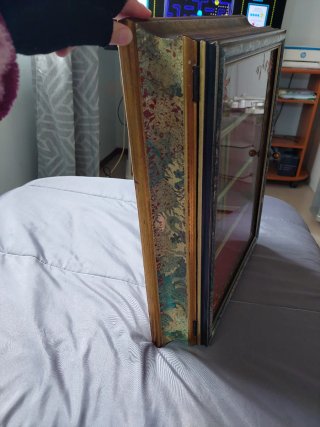 Vitrina de pared de cristal y madera.
