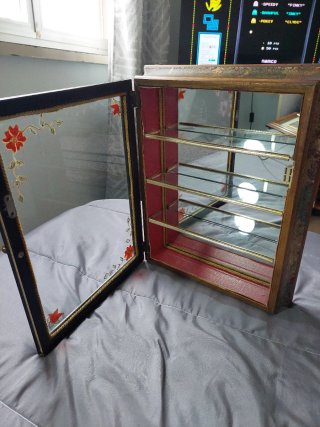 Vitrina de pared de cristal y madera.