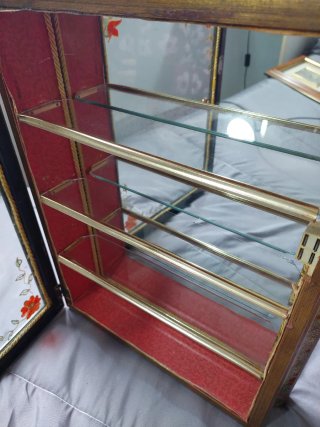 Vitrina de pared de cristal y madera.