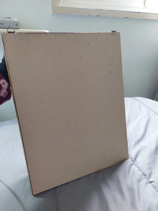 Vitrina de pared de cristal y madera.