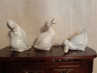 Jarrón de porcelana blanco y dorado