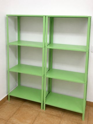 Estanterías metálicas verdes