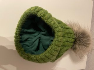 Gorro de lana verde con pompón