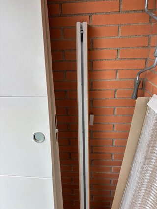 Puerta corredera blanca con riel