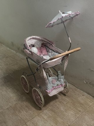 Carrito de muñecas rosa con capota