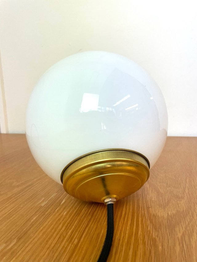 Antigua lámpara Modernista con globo opalina