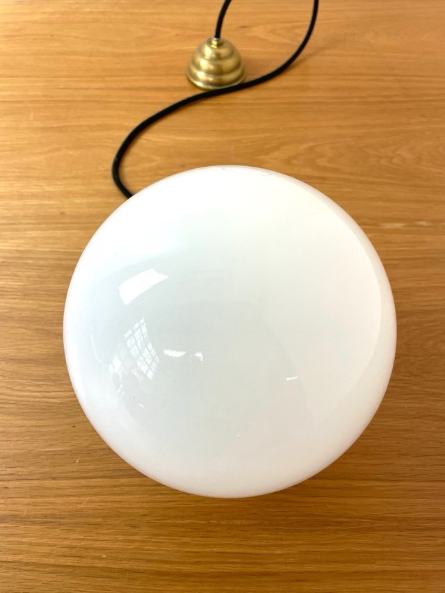 Antigua lámpara Modernista con globo opalina