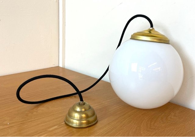 Antigua lámpara Modernista con globo opalina