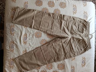 Pantalón cargo beige