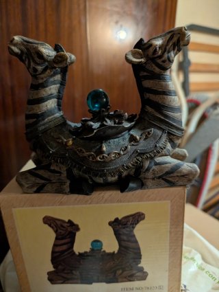 Figura decorativa camellos con esfera.