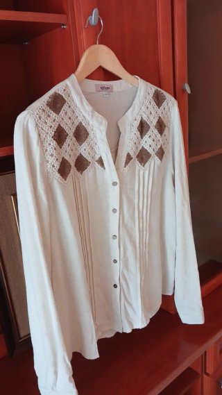 Camisa blanca con detalles marrones neuva