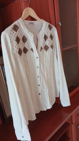Camisa blanca con detalles marrones neuva
