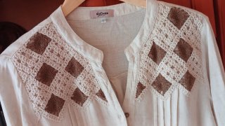 Camisa blanca con detalles marrones neuva