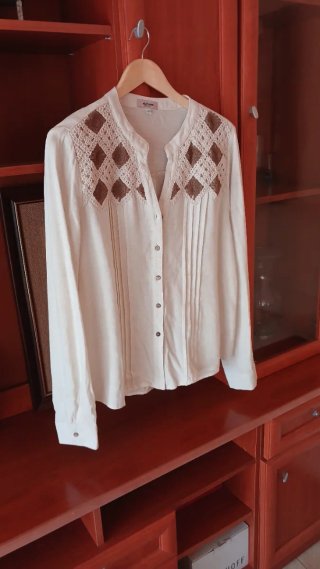 Camisa blanca con detalles marrones neuva