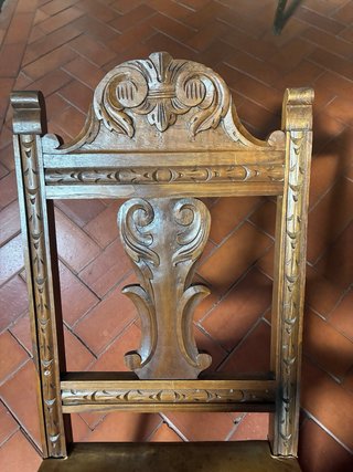 Silla de madera tallada