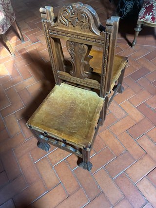 Silla de madera tallada