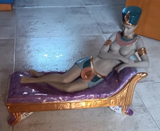 Figura de porcelana estilo egipcio