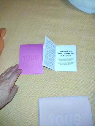 Bolsa y caja TOUS rosa sobre consejos cuidado