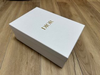 Caja de zapatos Dior blanca y dorada