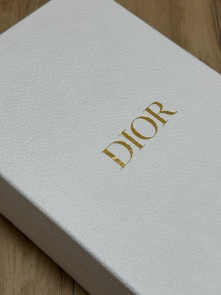 Caja de zapatos Dior blanca y dorada
