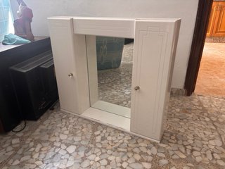 Espejo de baño blanco con puertas