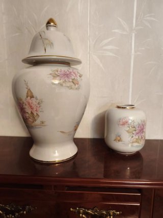 Jarrón de porcelana blanco y dorado