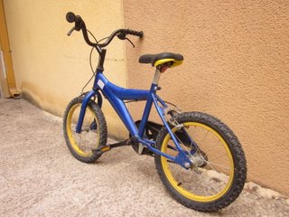 BICICLETA INFANTIL AZUL DE 16 PULGADAS