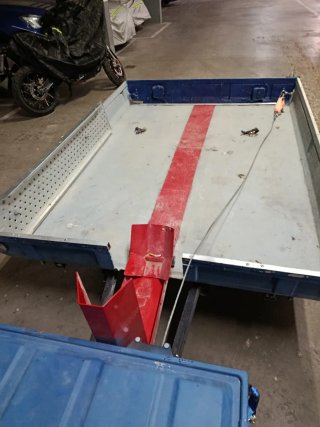 Remolque para moto azul y rojo