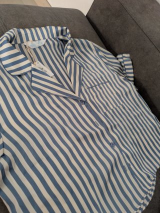 Pijama Estilo Satén Rayas Azul y Blanco Talla L