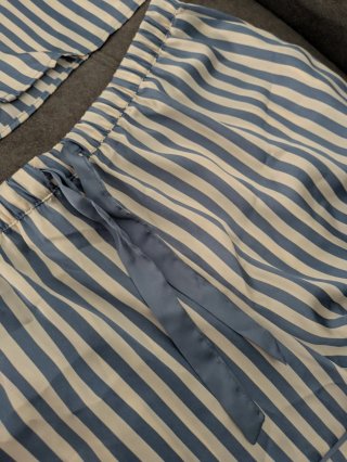Pijama Estilo Satén Rayas Azul y Blanco Talla L