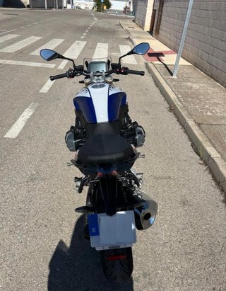 BMW R1250R Azul y Blanca