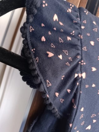 Vestido azul con corazones rosas