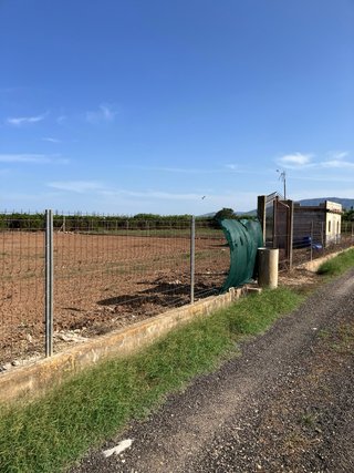 Campo rústico con casa de aperos