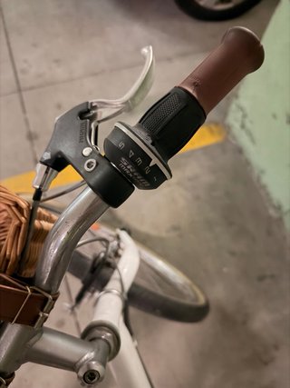 Bicicleta infantil blanca con cesta