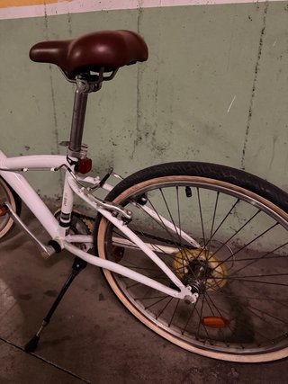 Bicicleta infantil blanca con cesta