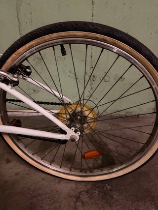 Bicicleta infantil blanca con cesta