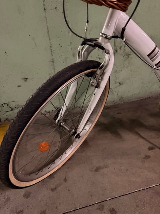 Bicicleta infantil blanca con cesta