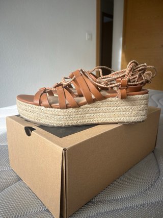 Sandalias de cuña con cordones marrones