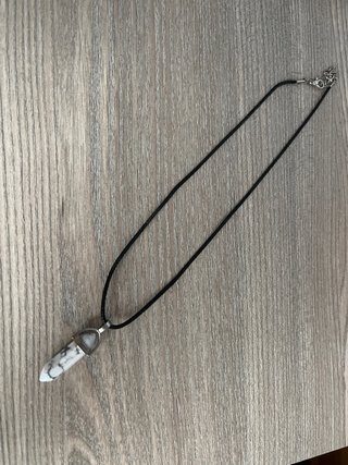 Collar con colgante de piedra blanca