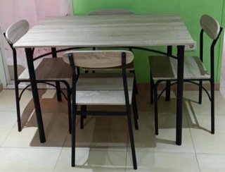 Mesa de comedor y 4 sillas