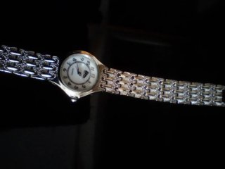 Reloj de pulsera plateado para mujer