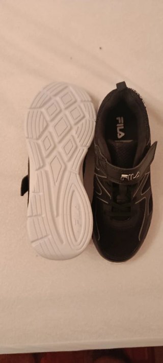 Zapatillas Fila niño negras y blancas