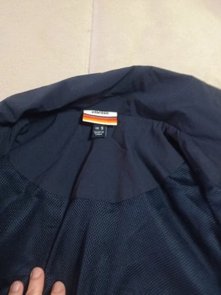 Chaqueta deportiva Ellesse azul .
