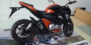 Maqueta moto Kawasaki Z800/Escala 1:12