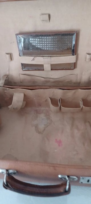 Antiguo maletín neceser de piel