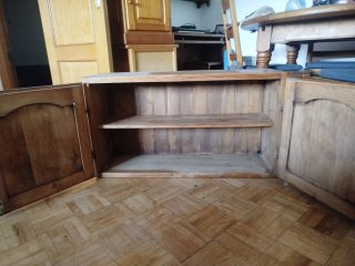 Armario de madera con puertas