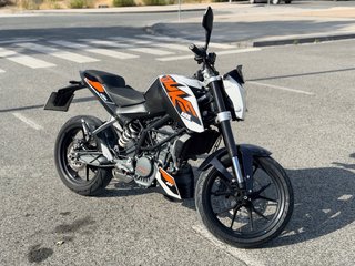 KTM Duke Naranja y Blanca