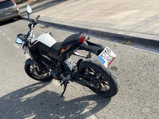 KTM Duke Naranja y Blanca