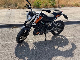 KTM Duke Naranja y Blanca