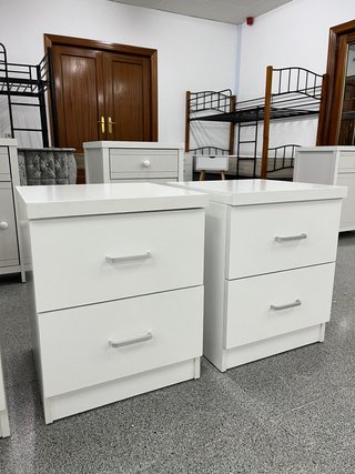 2 Mesitas de noche nuevas en blanco